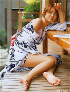 影院踢踹女子家长被拘